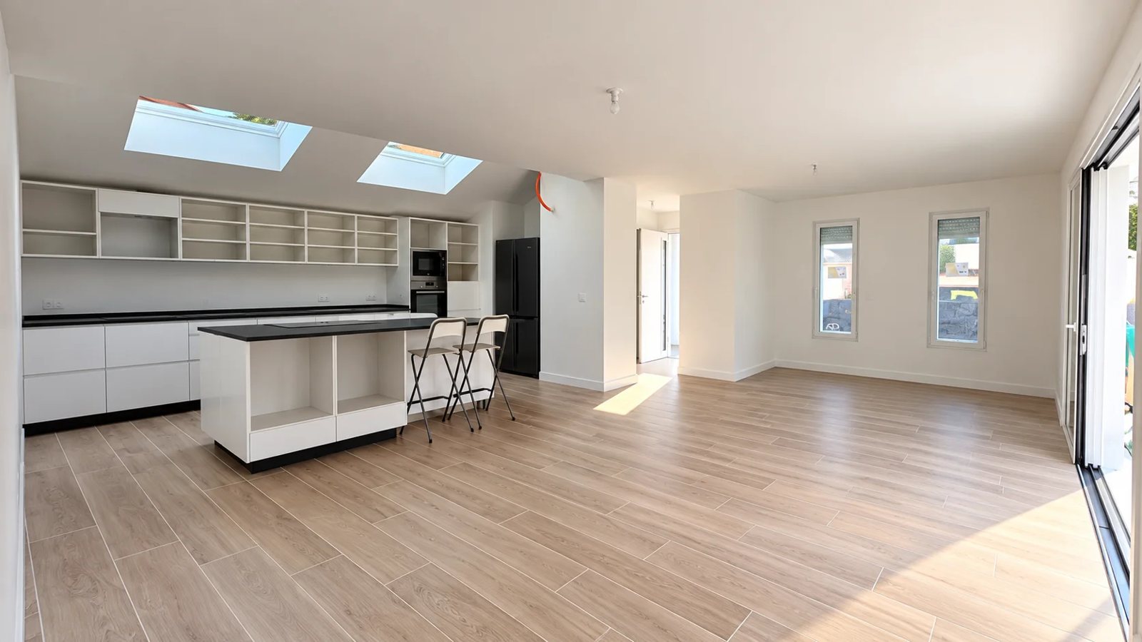 Même pièce après travaux : carrelage effet parquet posé par Entreprise Berry dans la cuisine et le séjour
