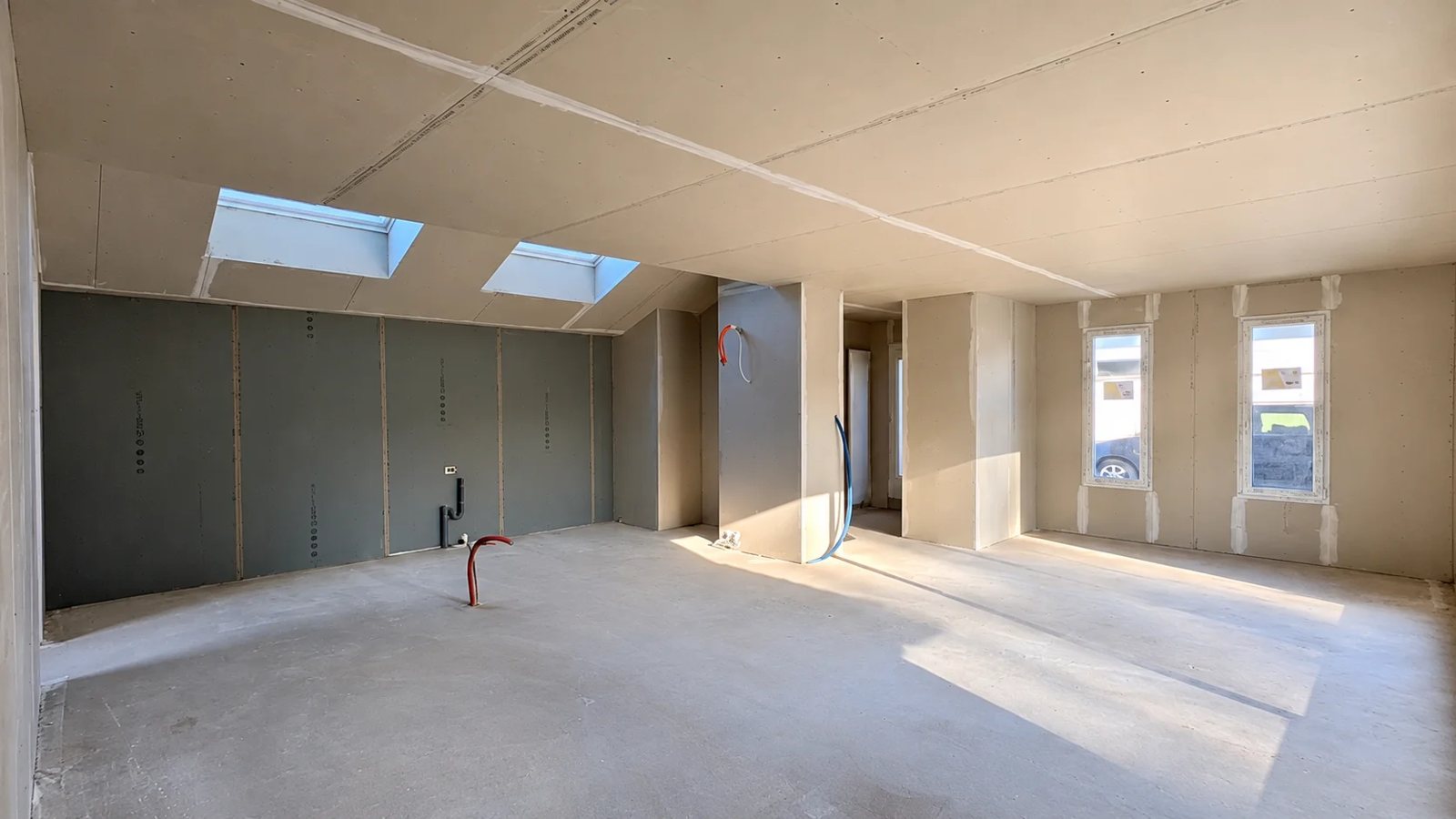 Pièce de vie avant travaux : chape prête à recevoir le carrelage