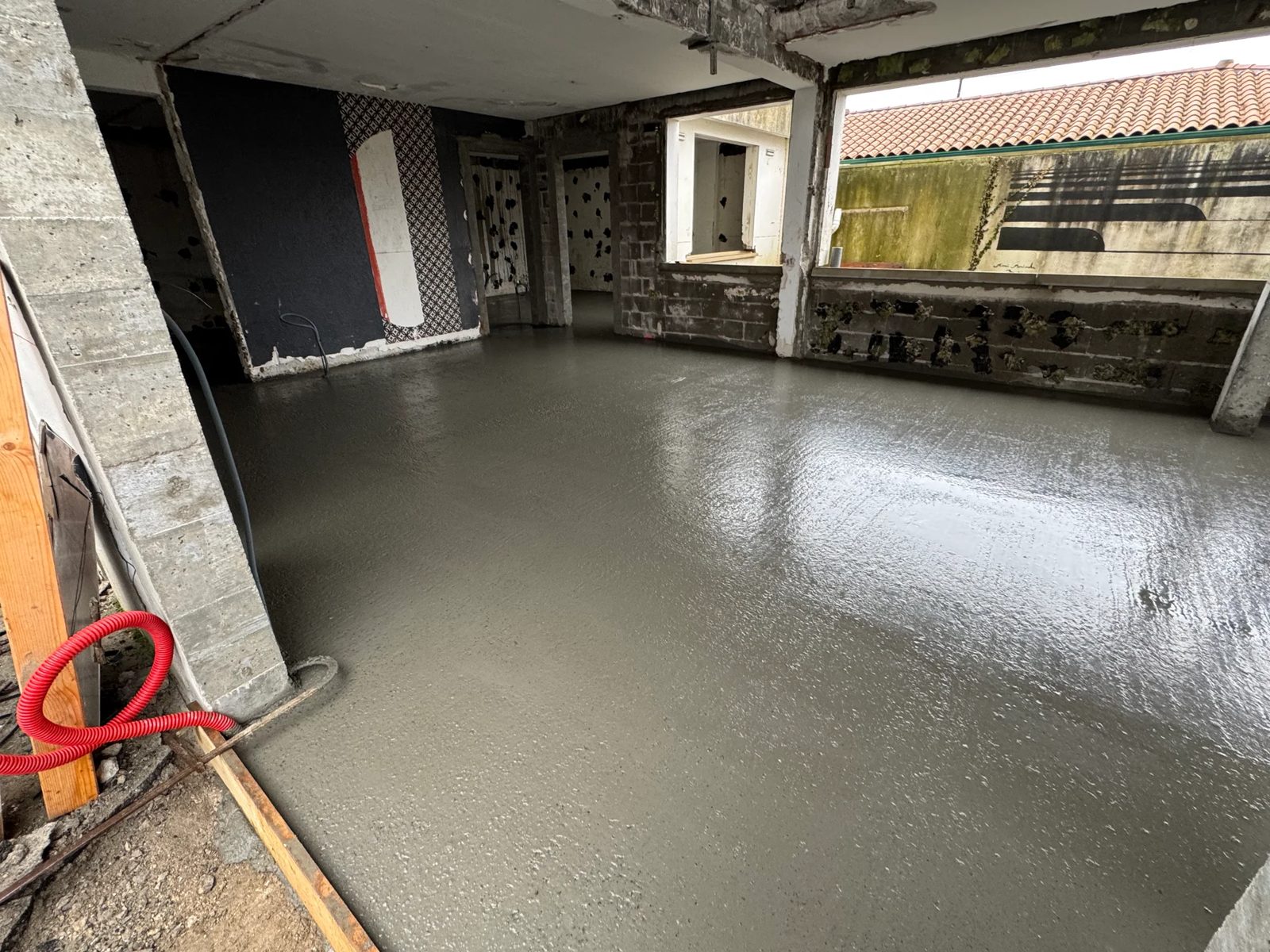Dalle béton fraîchement coulée dans une maison en restructuration