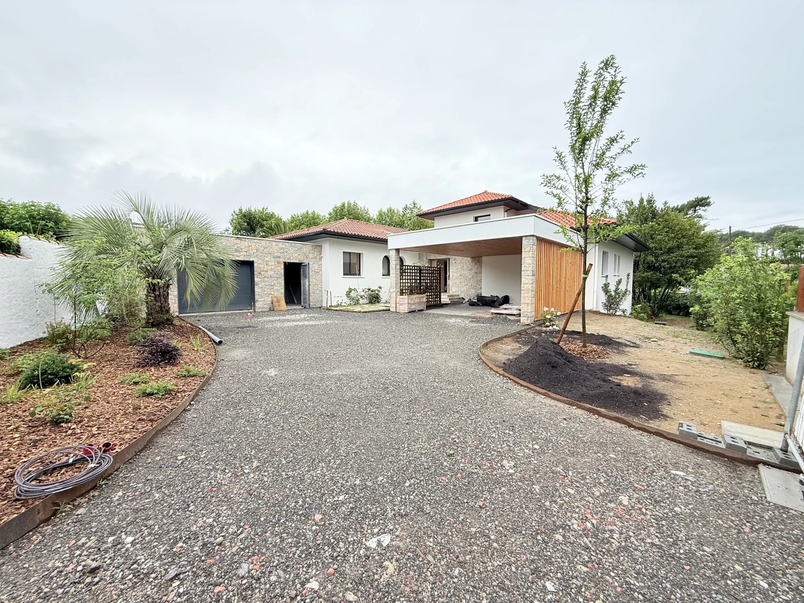 Maison neuve aux murs blancs et habillage de pierre, construite par Entreprise Berry près d'Hossegor