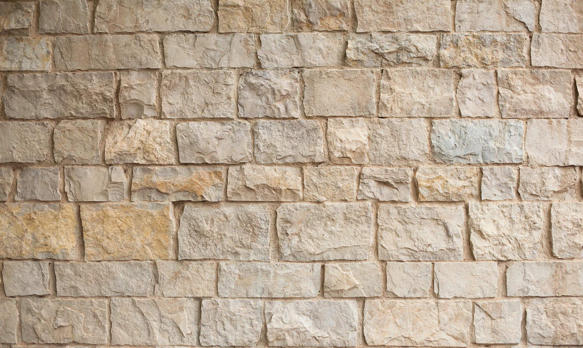 Mur en pierres naturelles appareillées et jointoyées à la chaux, matériau naturel du bâti ancien