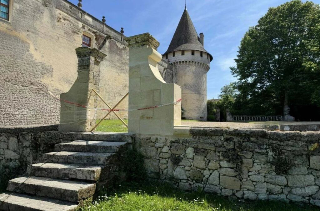 Piliers en pierre de taille neufs restaurant l'entrée d'un château
