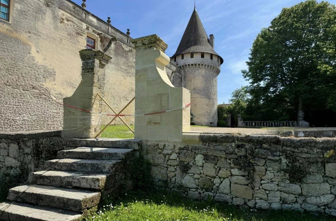 Piliers en pierre de taille neufs restaurant l'entrée d'un château