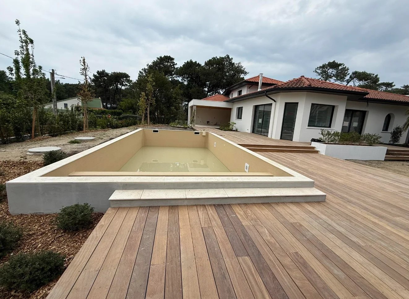 Piscine maçonnée et terrasse en bois réalisées par Entreprise Berry près d'Hossegor