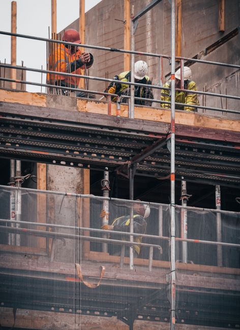 Artisans au travail sur un échafaudage de chantier